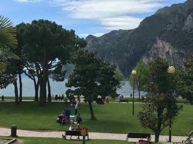 Appartement Lago Blu Рива дел Гарда Екстериор снимка